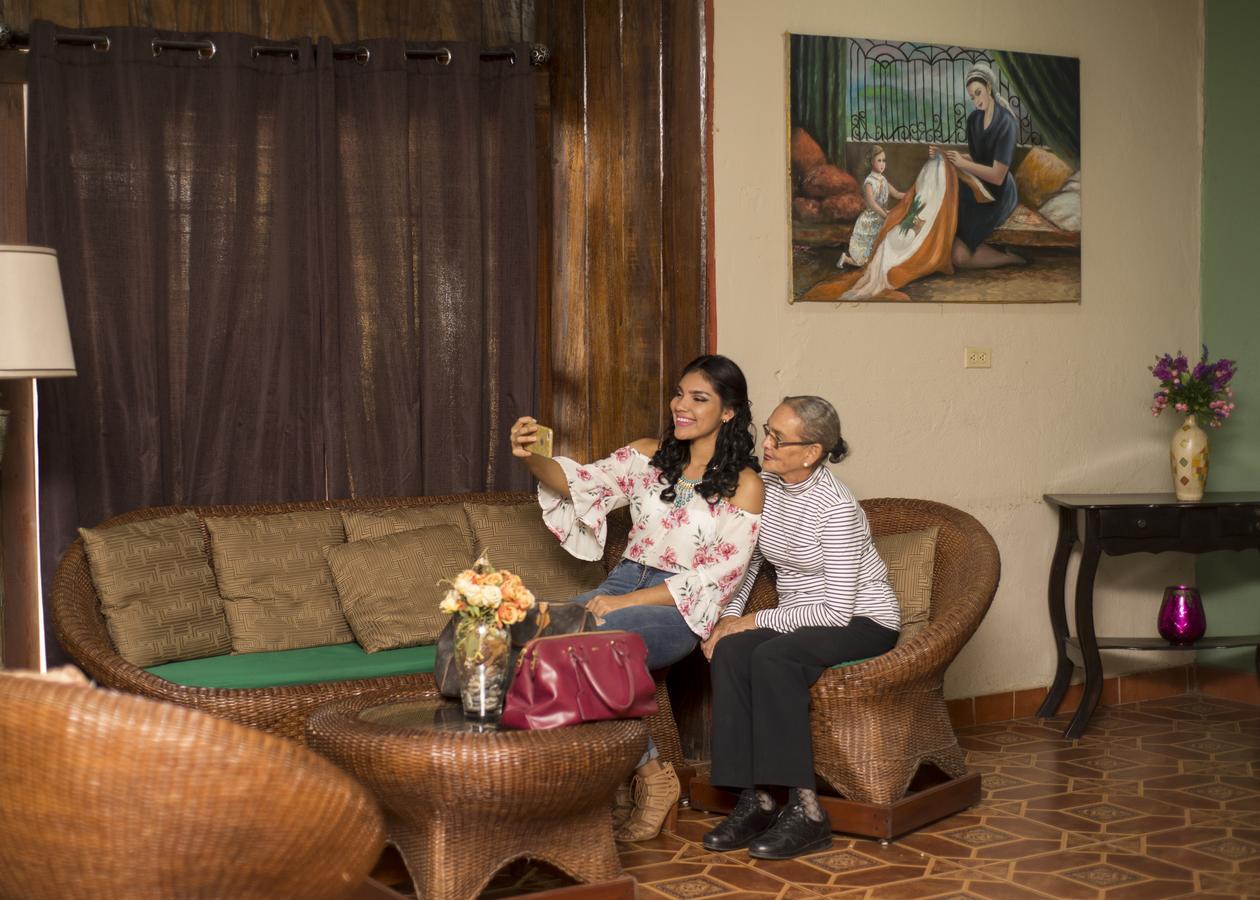 Hotel Libano Leon Bagian luar foto